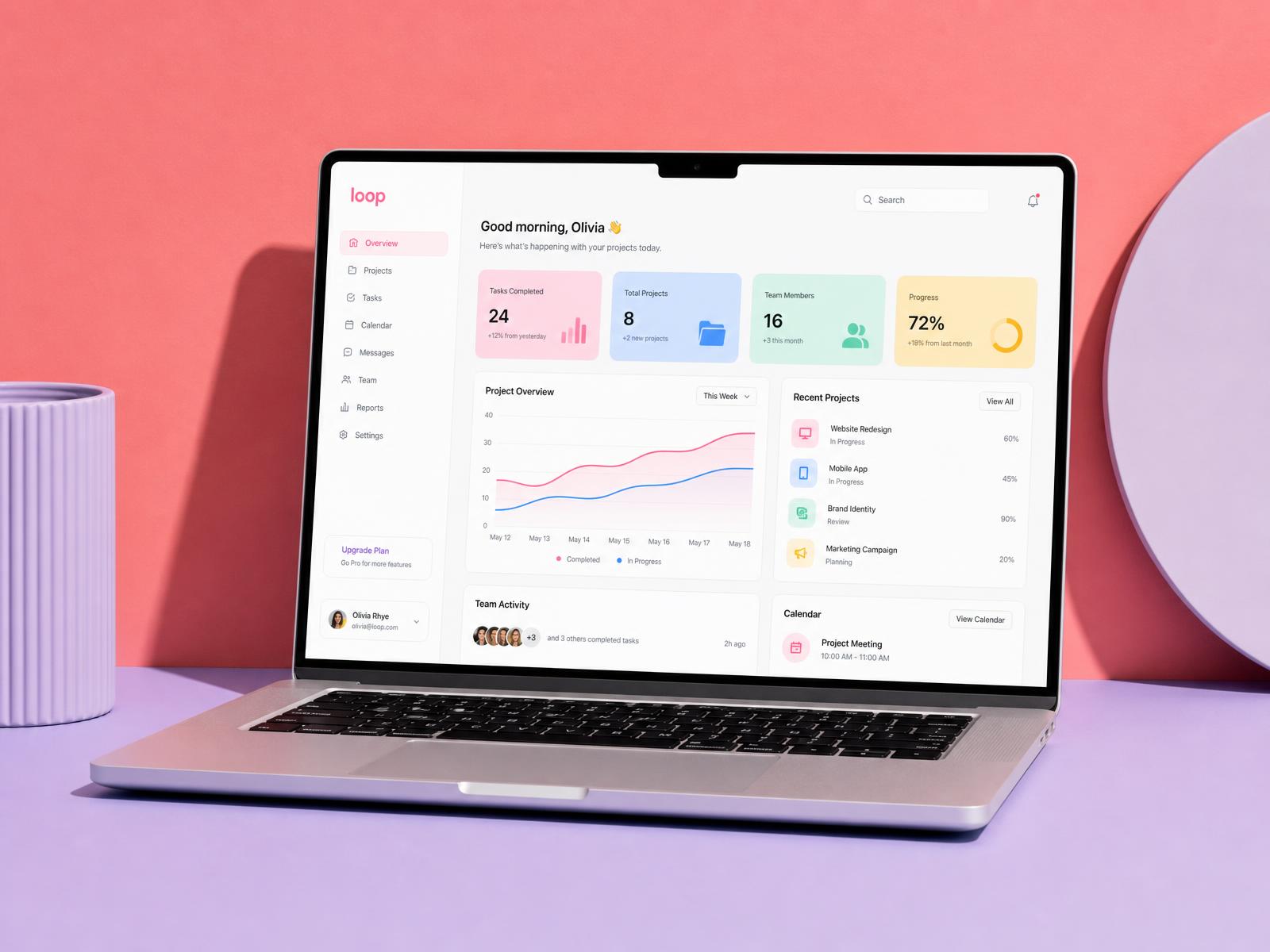 Laptop mit farbenfroher Verwaltungssoftware in Pink, Blau, Mint und Gelb vor pastellfarbenem Studiohintergrund